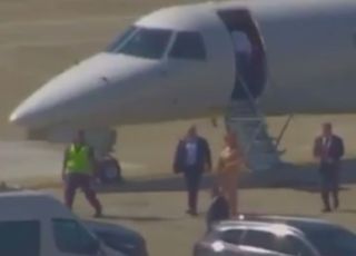 Vídeo mostra Moraes desembarcando de jatinho ligado a Vorcaro. VEJA VÍDEO