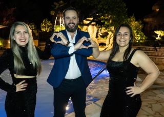 Casamento coletivo surpresa reúne 24 trisais em cerimônia simbólica no Rio