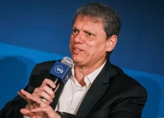 Tarcísio canta música gospel em ato de campanha e não cita nome de Flávio Bolsonaro