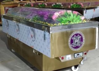 Idosa dada como morta é encontrada viva dentro de caixão refrigerado na China