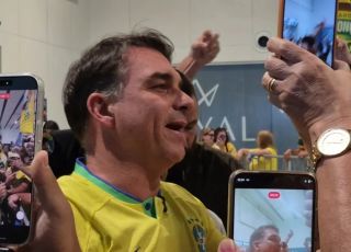 Flávio Bolsonaro chega a Natal para nova rodada de campanha pelo Nordeste