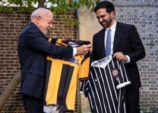 Lula se reúne com prefeito de Nova York antes de encontro com Trump e o presenteia com camisa do Corinthians 