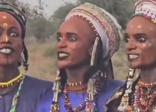 Festival Africano coloca homens em concurso de beleza e escolha fica nas mãos das mulheres. VEJA VÍDEO