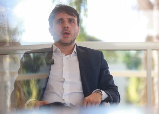 Renan Santos aciona TSE por posts pagos no exterior em apoio a Flávio Bolsonaro