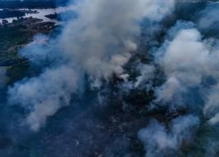 Incêndio já destruiu mais de 200 hectares e assusta moradores no interior do Amazonas