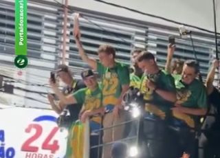 Nikolas Ferreira joga peça de picanha para apoiadores durante ato com Flávio Bolsonaro em Minas Gerais. VEJA VÍDEO