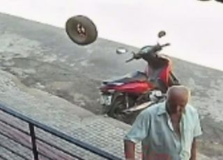 Pneu desgovernado desce rua e acerta moto estacionada em Minas Gerais. VEJA VÍDEO