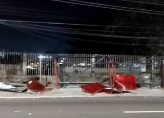 Caçamba descontrolada destrói parada de ônibus na Avenida Coronel Teixeira, bairro Santo Agostinho, Zona Oeste de Manaus. VEJA VÍDEO