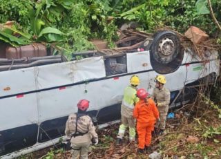 Micro-ônibus cai em ribanceira na BR-174 e deixa 17 feridos no Amazonas. VEJA VÍDEOS