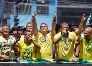 Um dia após proibição das bets, Flávio chama Lula de ‘pai do Tigrinho’ durante ato no Rio