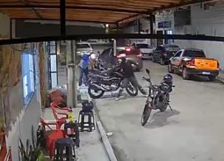 Homem é morto a tiros ao sair de barbearia em Maceió. VEJA VÍDEO
