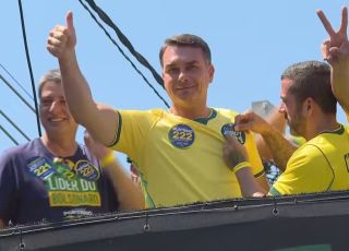 Flávio Bolsonaro faz carreata na Baixada Fluminense e critica Lula durante ato de campanha
