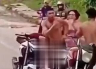 Mulher encerra briga entre dois homens com 'ripada' e cena viraliza no interior do Amazonas. VEJA VÍDEO