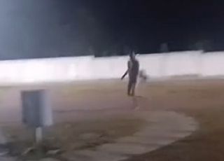 SÓ VENDO PARA CRER! Homem é visto correndo sem roupa em direção a lagoa em Maués, interior do Amazonas. VEJA VÍDEO