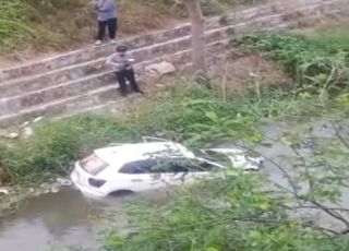 Motorista supostamente embriagado capota e tomba com carro em igarapé na Avenida das Flores, Zona Norte de Manaus. VEJA VÍDEOS