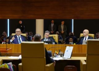 Disputa entre Flávio Dino e André Mendonça chega ao TSE às vésperas das eleições