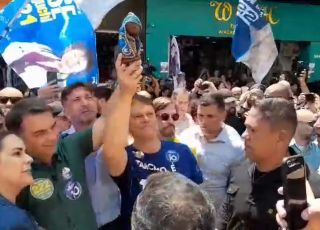 Flávio e Tarcísio levantam imagem de Nossa Senhora Aparecida durante ato em São Paulo