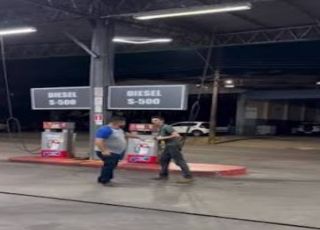 Briga com socos e chutes assusta clientes dentro de posto de gasolina no Paraná. VEJA VÍDEO