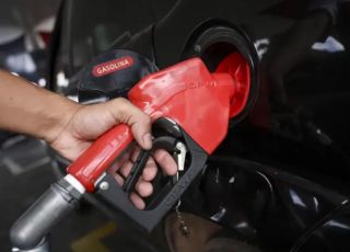 Governo reforça fiscalização e mantém subsídio ao diesel diante da alta do petróleo