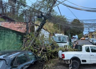 Guincho perde o controle, destrói carros e derruba poste durante acidente em Manaus. VEJA REPORTAGEM DO 'PORTAL DO ZACARIAS' AO VIVO