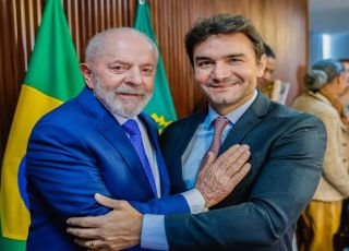 Lula inclui Celso Sabino no palanque de ato de campanha em Belém
