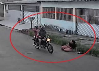 Câmera de segurança filma motoqueiros assaltando moradora no Conjunto Canaranas, Zona Norte de Manaus. VEJA VÍDEO