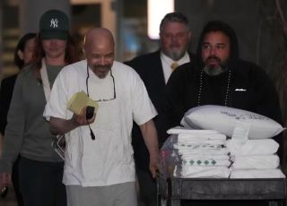 Homem que passou 41 anos no corredor da morte é libertado após novo exame de DNA