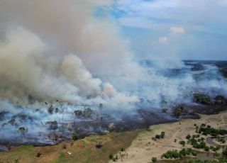Incêndio provoca fumaça intensa na AM-070 e mobiliza bombeiros em Iranduba. VEJA VÍDEO