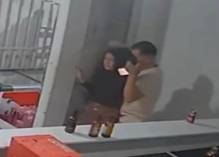Homem encontra companheira com outro rapaz em banheiro de conveniência e causa confusão em MT. VEJA VÍDEO