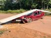 Carro com latas de cerveja cheias e vazias derruba poste da rede de alta tensão na estrada de Presidente Figueiredo, interior do Amazonas