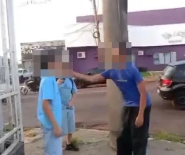 Aluno de 12 anos leva tapa, puxa faca da cintura e esfaqueia colega na saída de escola. VEJA VÍDEO