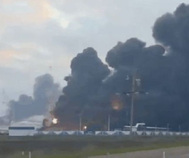 Refinaria de petróleo pega fogo após ataque de drones ucranianos na Rússia. VEJA VÍDEO