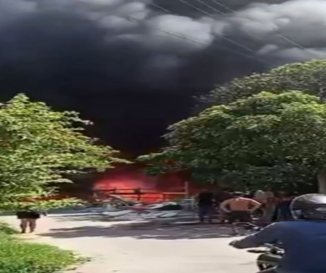 Incêndio se espalha e deixa moradores assustados no Jorge Teixeira. VEJA REPORTAGEM DO ‘PORTAL DO ZACARIAS’ AO VIVO
