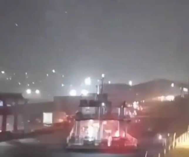 Temporal rompe cabos e deixa embarcações à deriva no Porto da Ceasa, em Manaus. VEJA VÍDEO