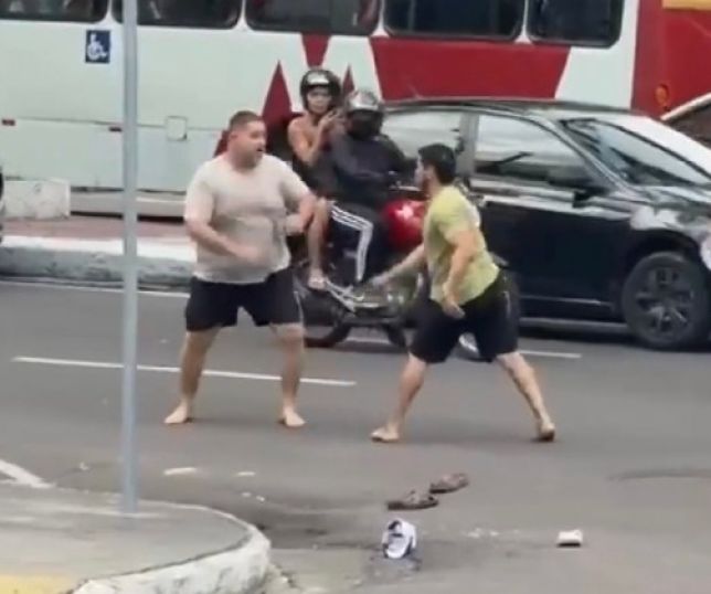 Briga entre dois homens trava trânsito na Avenida Getúlio Vargas, no Centro de Manaus. VEJA VÍDEO