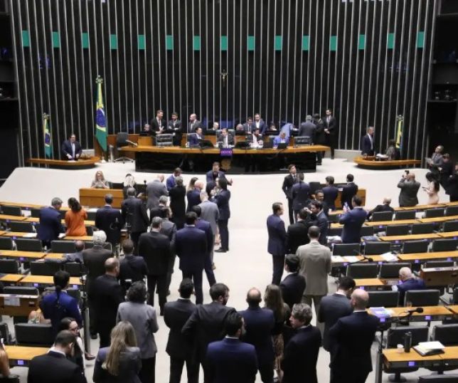 Concurso da Câmara dos Deputados oferece salário de até R$ 32,6 mil 