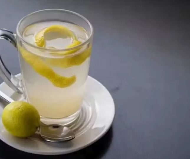 Infusão de casca de limão pode oferecer vitamina C e auxiliar na digestão; veja como preparar