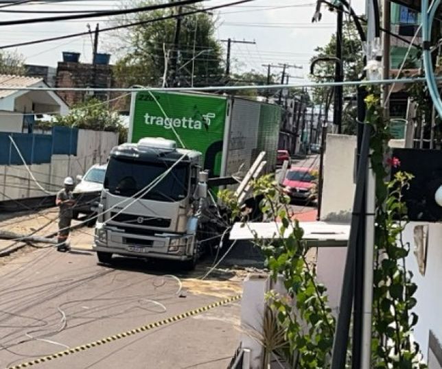 Carreta derruba poste e deixa área da Zona Sul sem energia em Manaus  