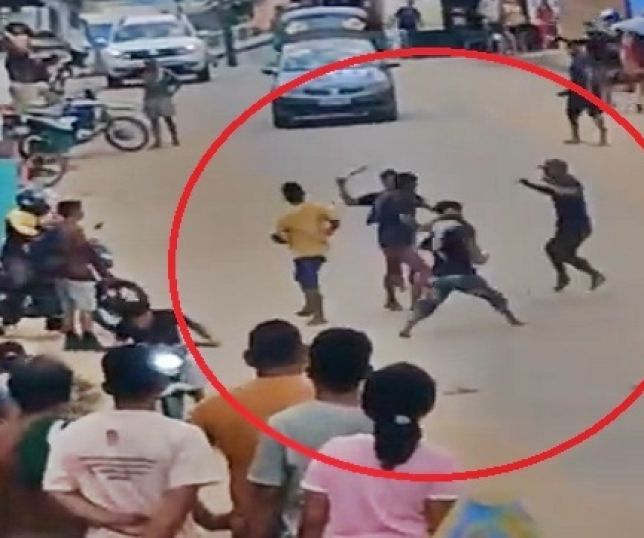 Bêbados e drogados trocam pauladas, chutes e socos em via pública no município de Uarini, interior do Amazonas. VEJA VÍDEO