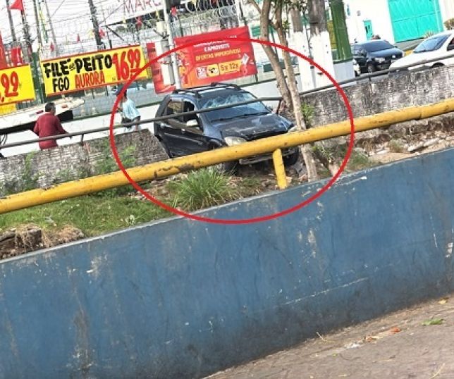 Veículo fica desgovernado, bate em muro de contenção e quase cai em igarapé na Avenida Brasil, Zona Oeste de Manaus