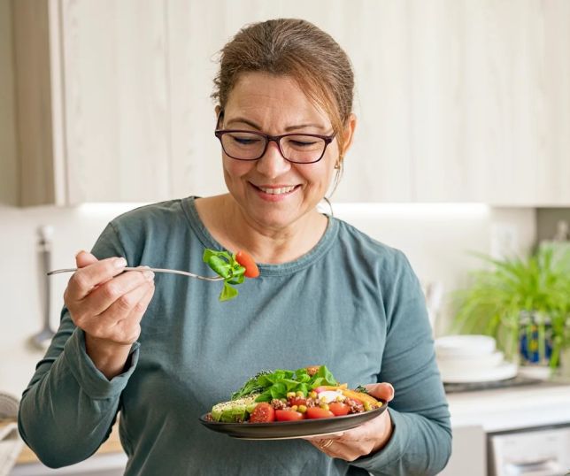 Nutricionista revela alimentos que podem ajudar na longevidade depois dos 50 anos