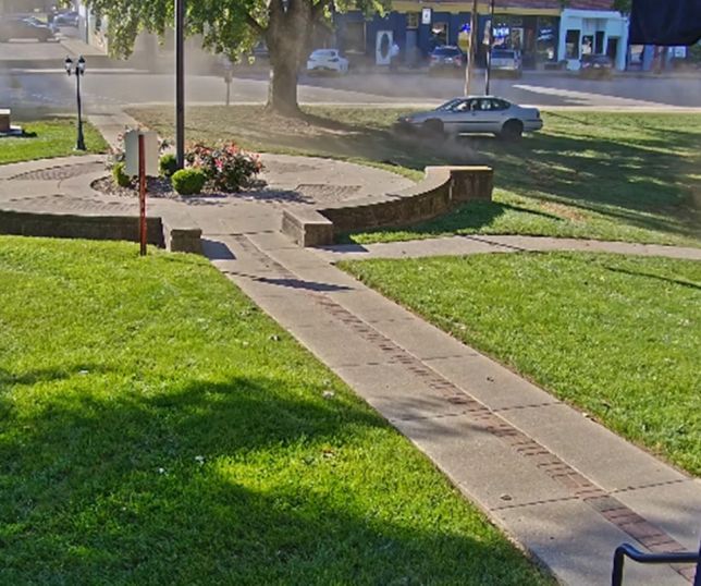 Idosa é presa após fazer 'zerinhos' com carro embriagada no gramado de tribunal. VEJA VÍDEO