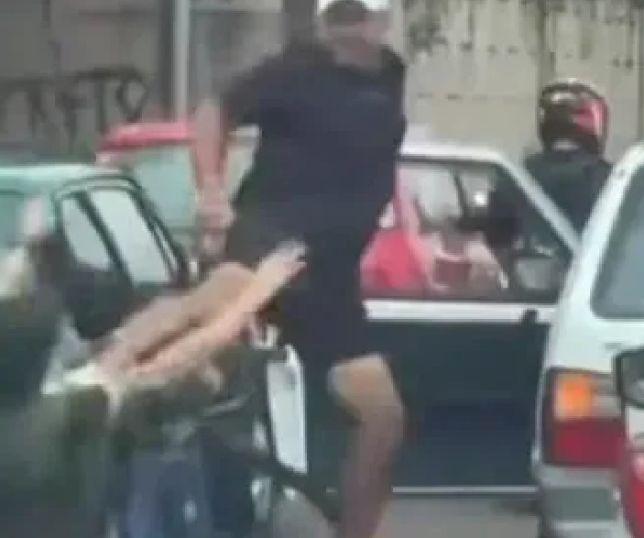 Motorista desce do carro e atinge ciclista com ‘voadora’ no meio da rua. VEJA VÍDEO