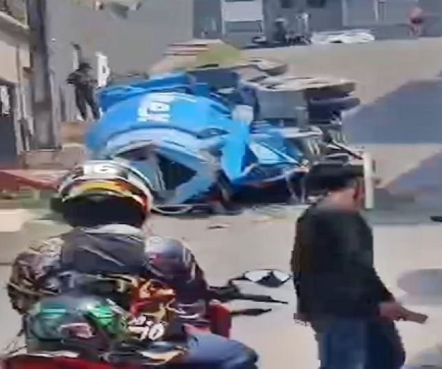 Caminhão com betoneira cheia de concreto tomba em ladeira na Comunidade Parque das Nações, bairro Flores, Zona Centro-Sul de Manaus. VEJA VÍDEO E REPORTAGEM DO ‘PORTAL DO ZACARIAS’ AO VIVO