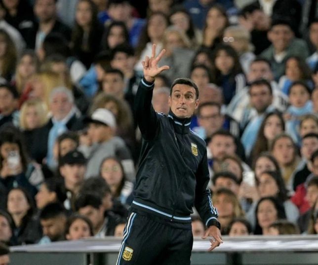 Scaloni indica permanência na Argentina após despedida de Messi