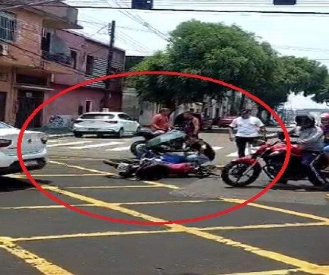 Colisão entre motocicletas deixa homem com perna quebrada na Avenida 7 de Setembro, Centro de Manaus, Zona Sul. VEJA VÍDEO