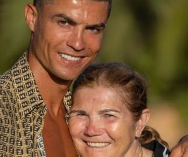 Mãe de Cristiano Ronaldo chora ao comentar polêmica e lamenta saída do filho: ‘Saiu pela porta pequena’