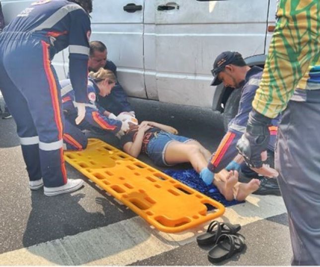Carro modelo Van atinge motocicleta de transporte por aplicativo e passageira fica em estado grave no bairro São José Operário, Zona Leste de Manaus. VEJA VÍDEOS