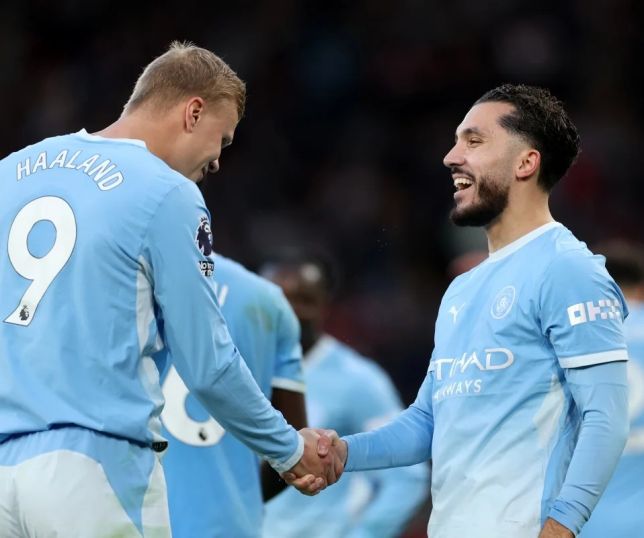 Manchester City goleia Liverpool em Anfield e dispara na liderança da Premier League