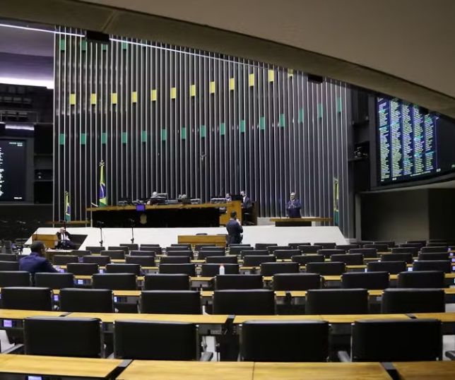 Câmara dos Deputados abre concurso com salários de R$ 32 mil e 184 oportunidades